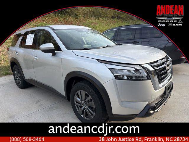 Used 2022 Nissan Pathfinder S image 1