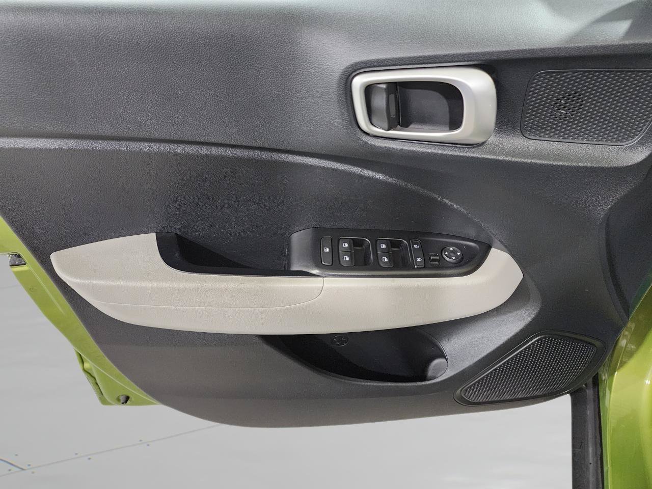 Used 2022 Hyundai Venue SEL FWD image 25