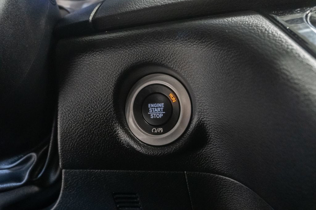 Used 2025 Chrysler Pacifica Select FWD image 16