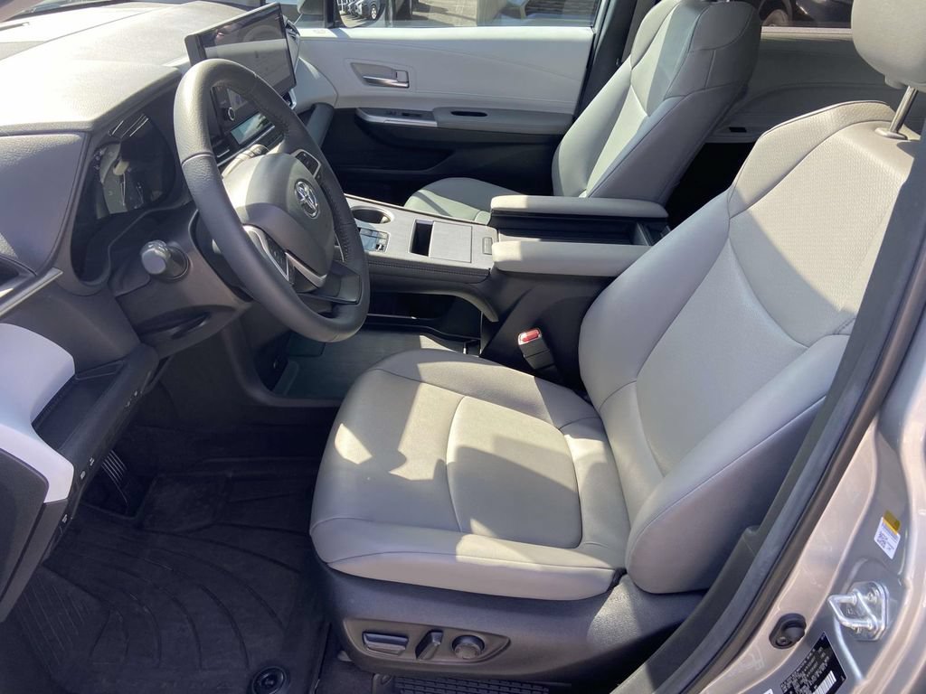 Used 2025 Toyota Sienna XLE w/ XLE Plus Package FWD image 19