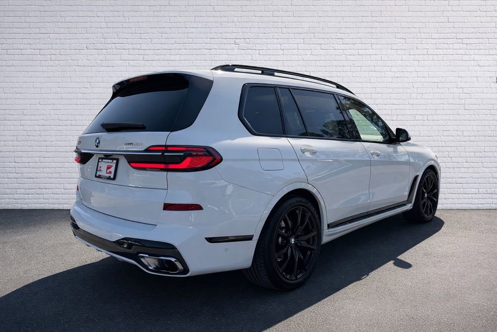 Used 2023 BMW X7 xDrive40i w/ M Sport Package AWD/4WD image 4