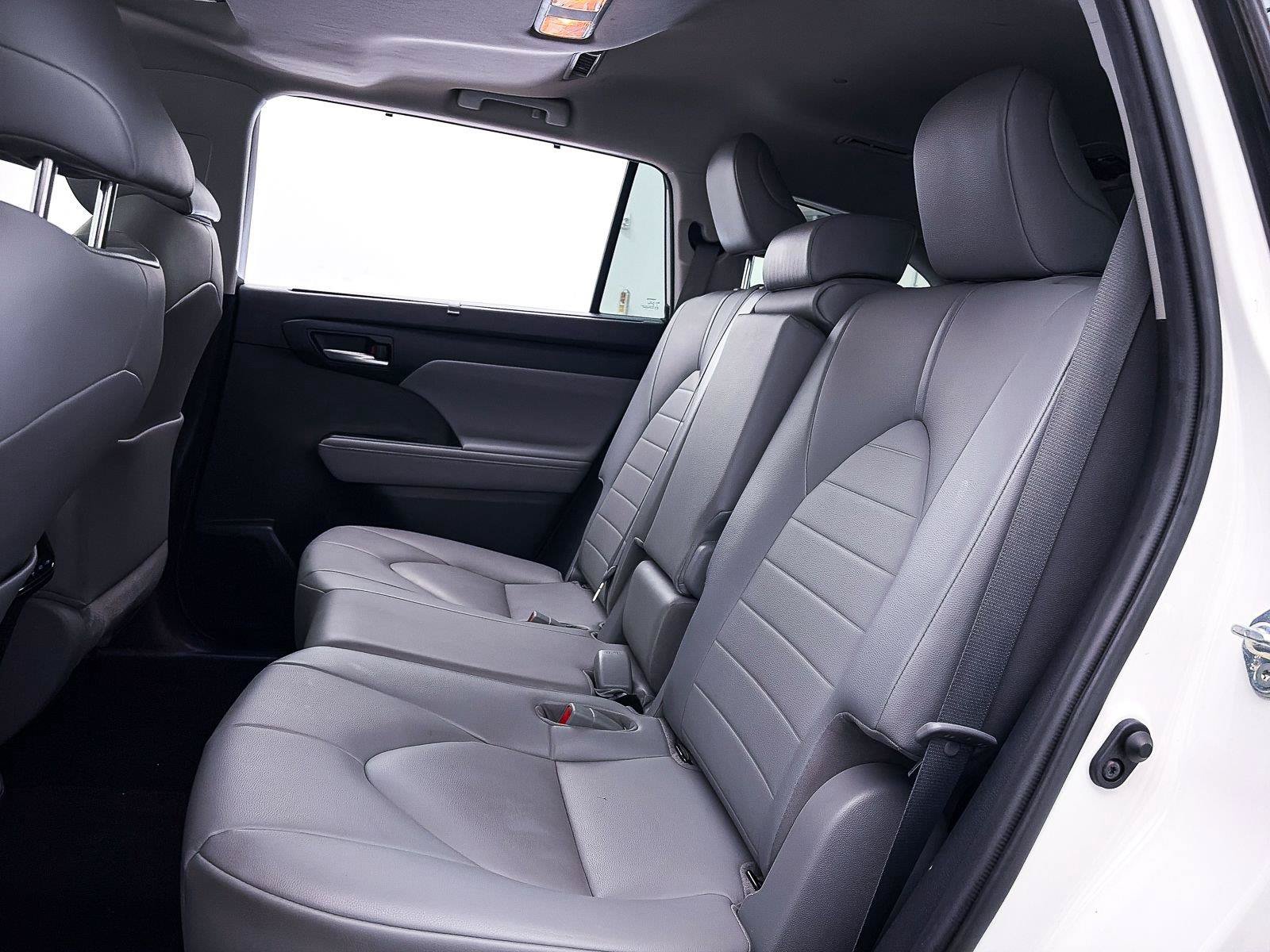 Used 2020 Toyota Highlander XLE AWD/4WD image 34