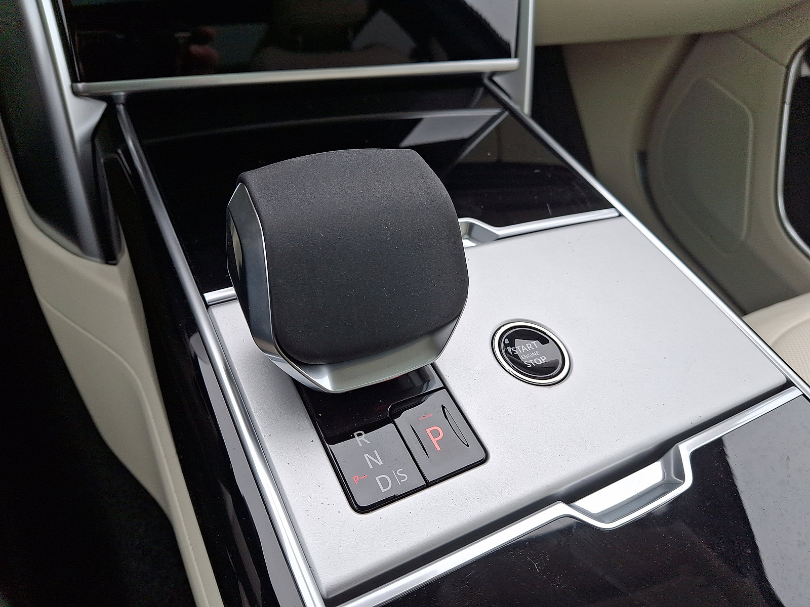 New 2026 Land Rover Range Rover SE image 10