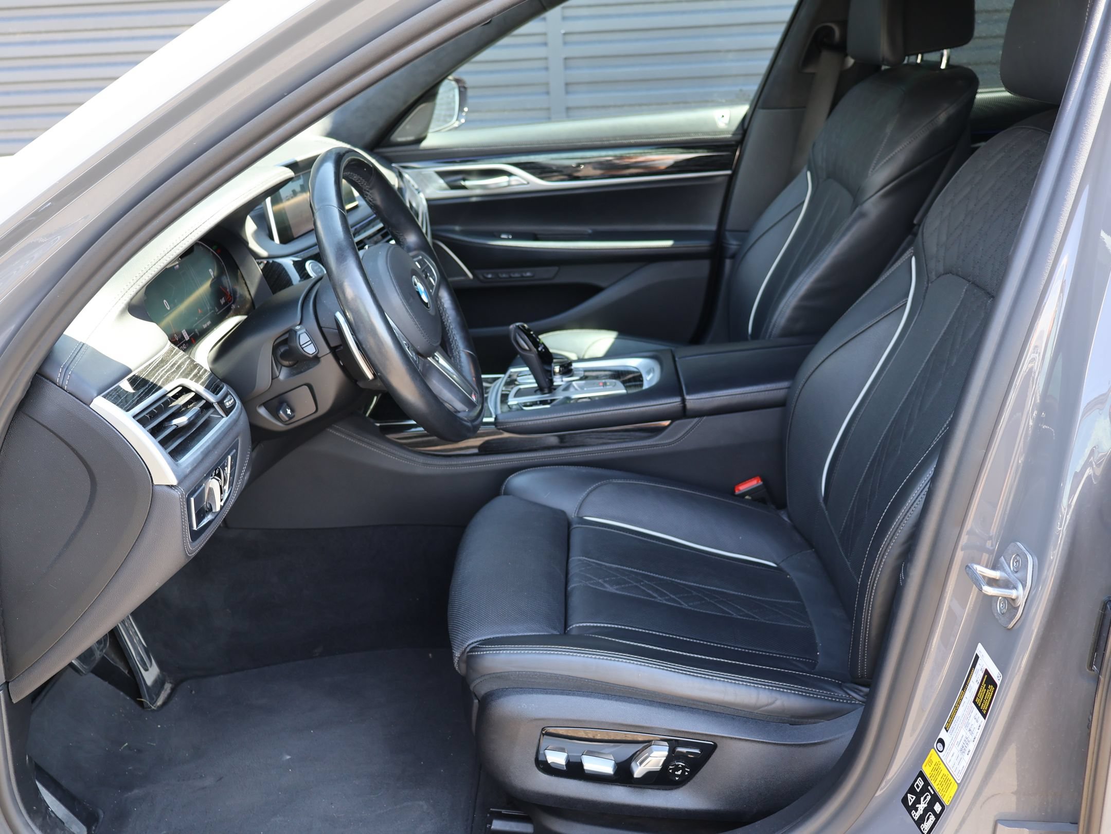 Used 2022 BMW 750i xDrive w/ Autobahn Package AWD/4WD image 24