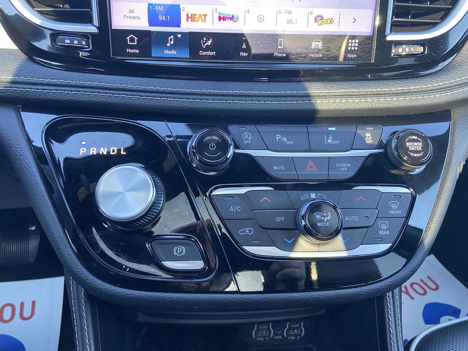 Used 2025 Chrysler Pacifica Limited image 47