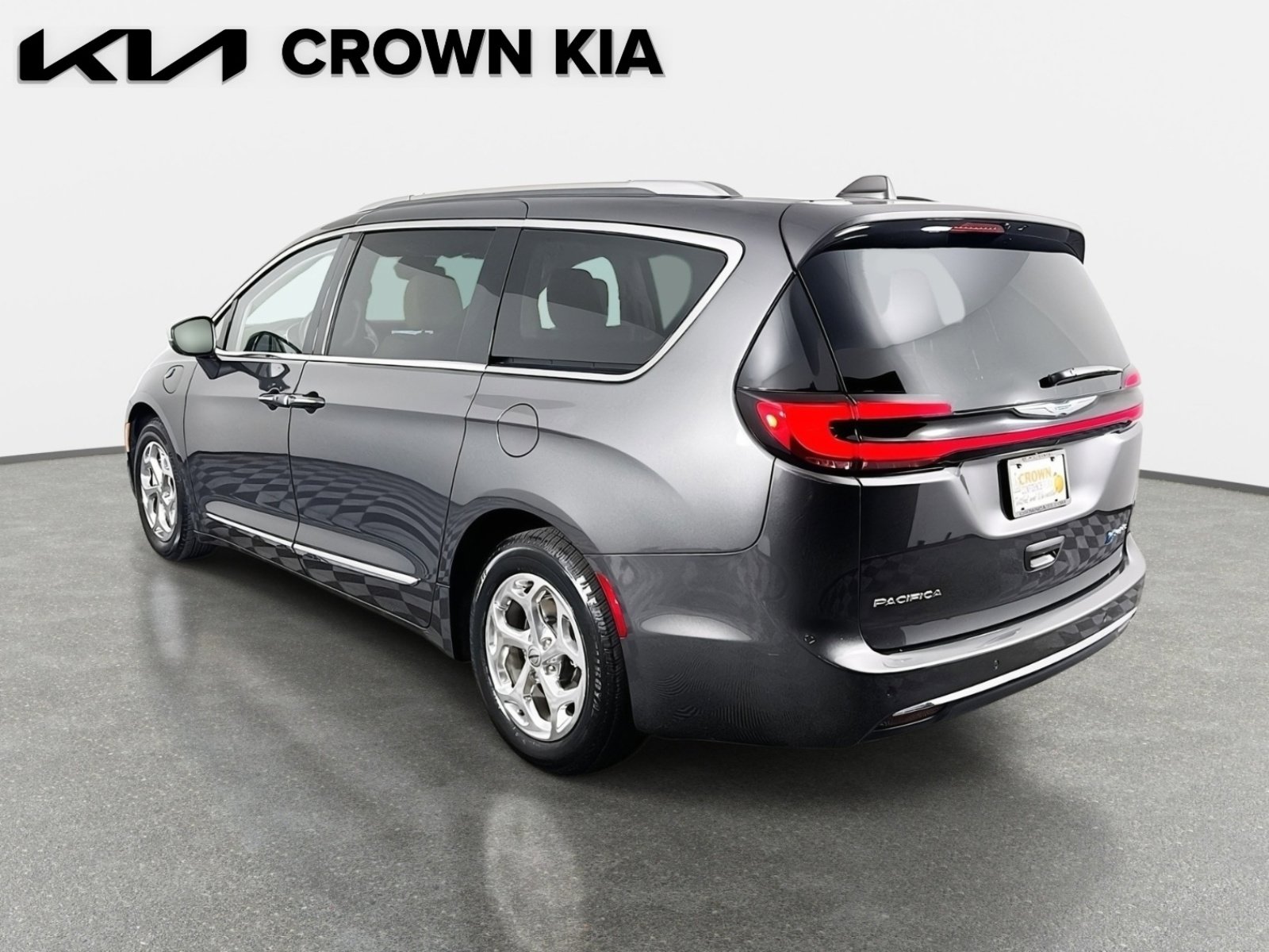 Used 2021 Chrysler Pacifica Limited w/ Uconnect Theater Family Group image 8