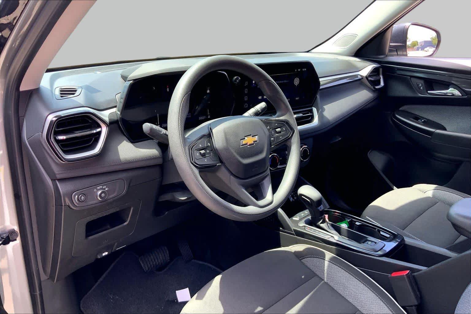 Used 2024 Chevrolet TrailBlazer LS w/ LS Convenience Package FWD image 16