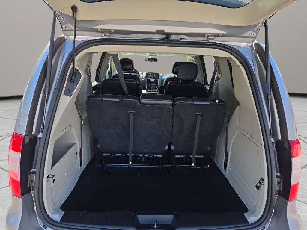 Used 2015 Chrysler Town & Country Touring FWD image 9