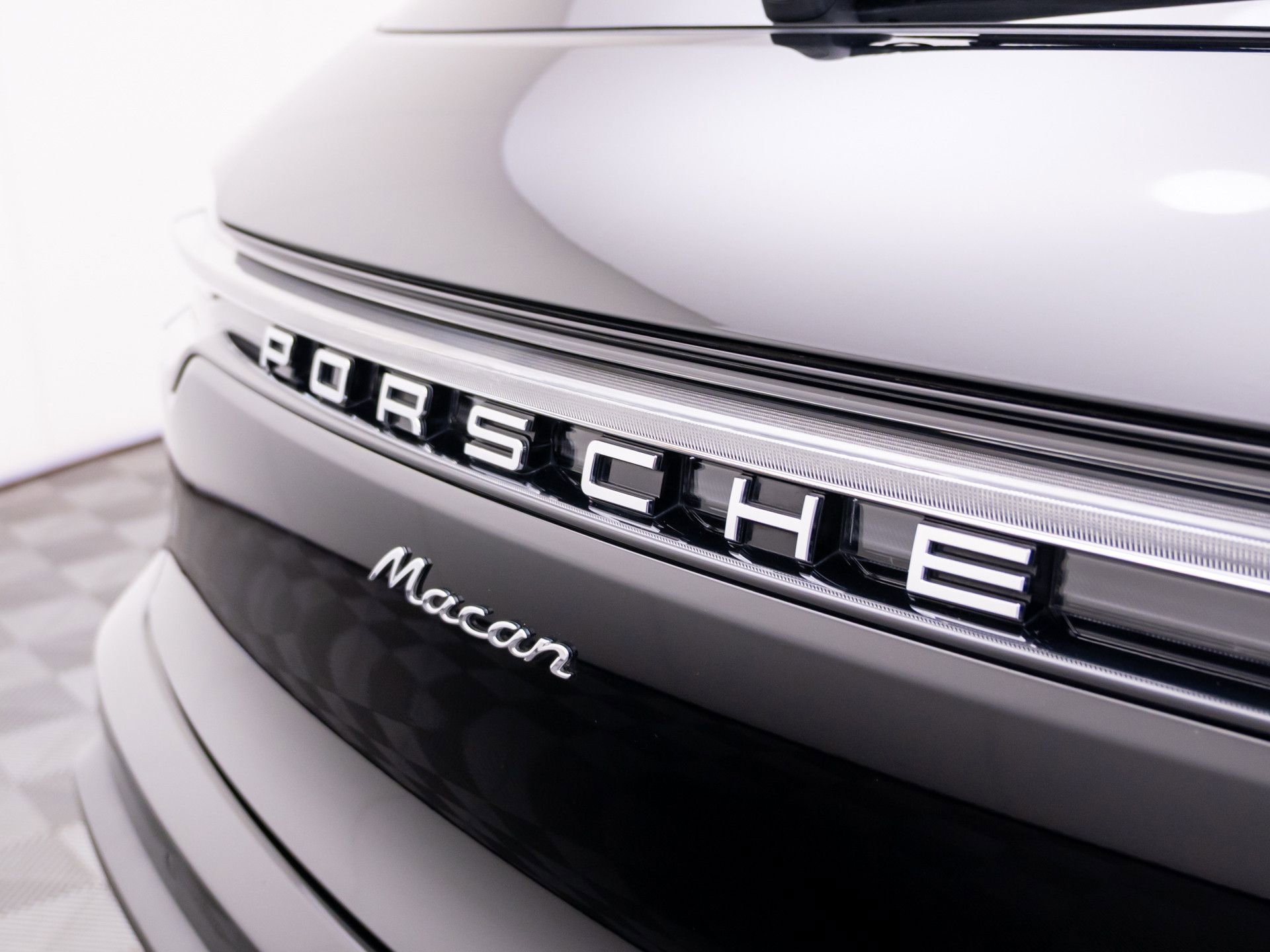 Certified 2025 Porsche Macan AWD/4WD image 37