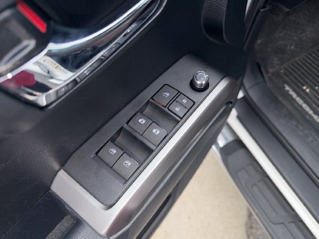 Used 2017 Toyota Tacoma Limited w/ Tow Package RWD image 11