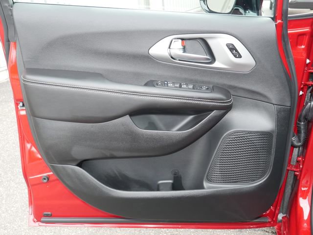 New 2027 Chrysler Pacifica Select FWD image 14