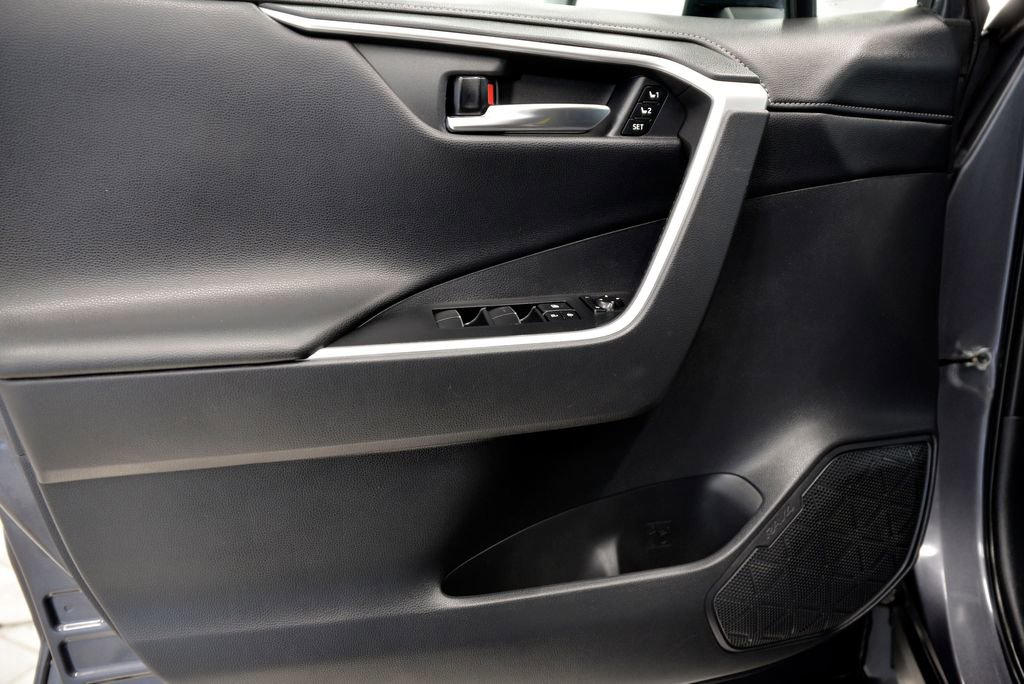 Used 2019 Toyota RAV4 Limited image 18