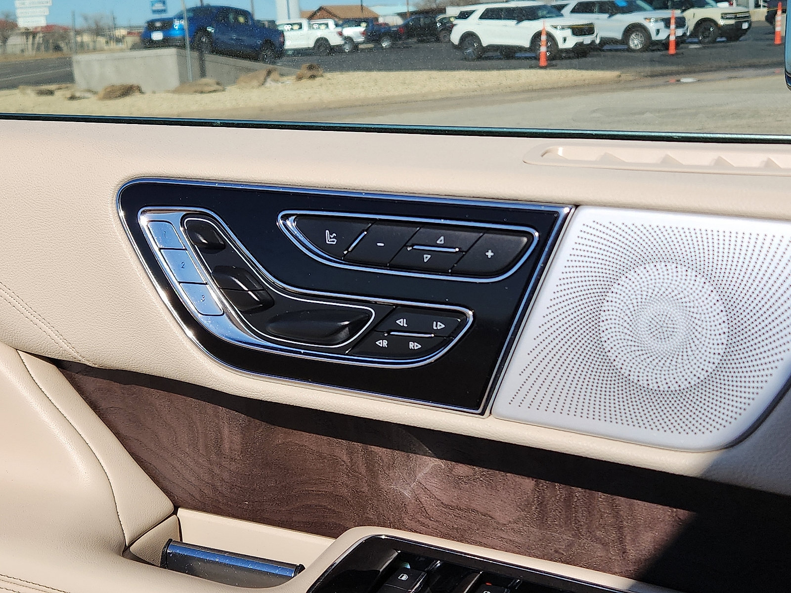 Used 2019 Lincoln Navigator Reserve image 12