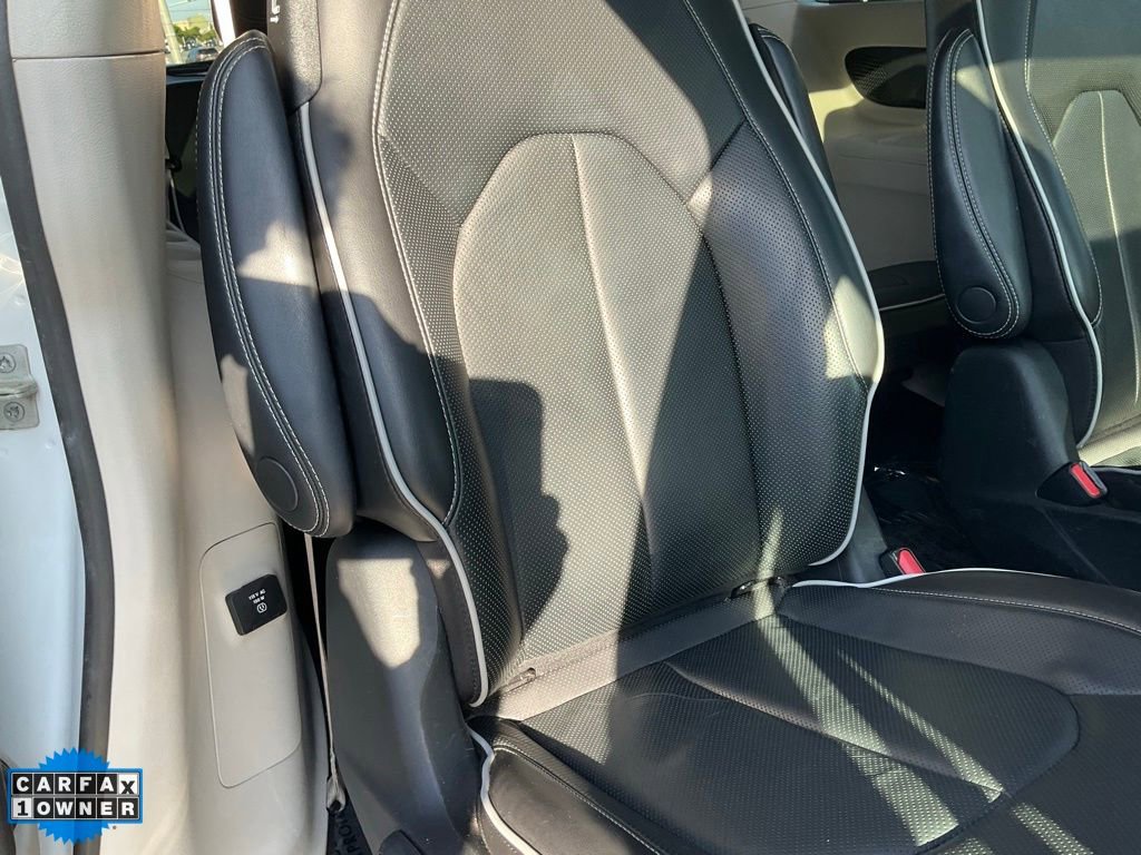 Used 2022 Chrysler Pacifica Limited w/ Uconnect Theater Family Group image 55
