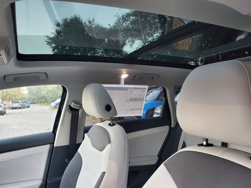 New 2026 Volkswagen Taos SE image 7