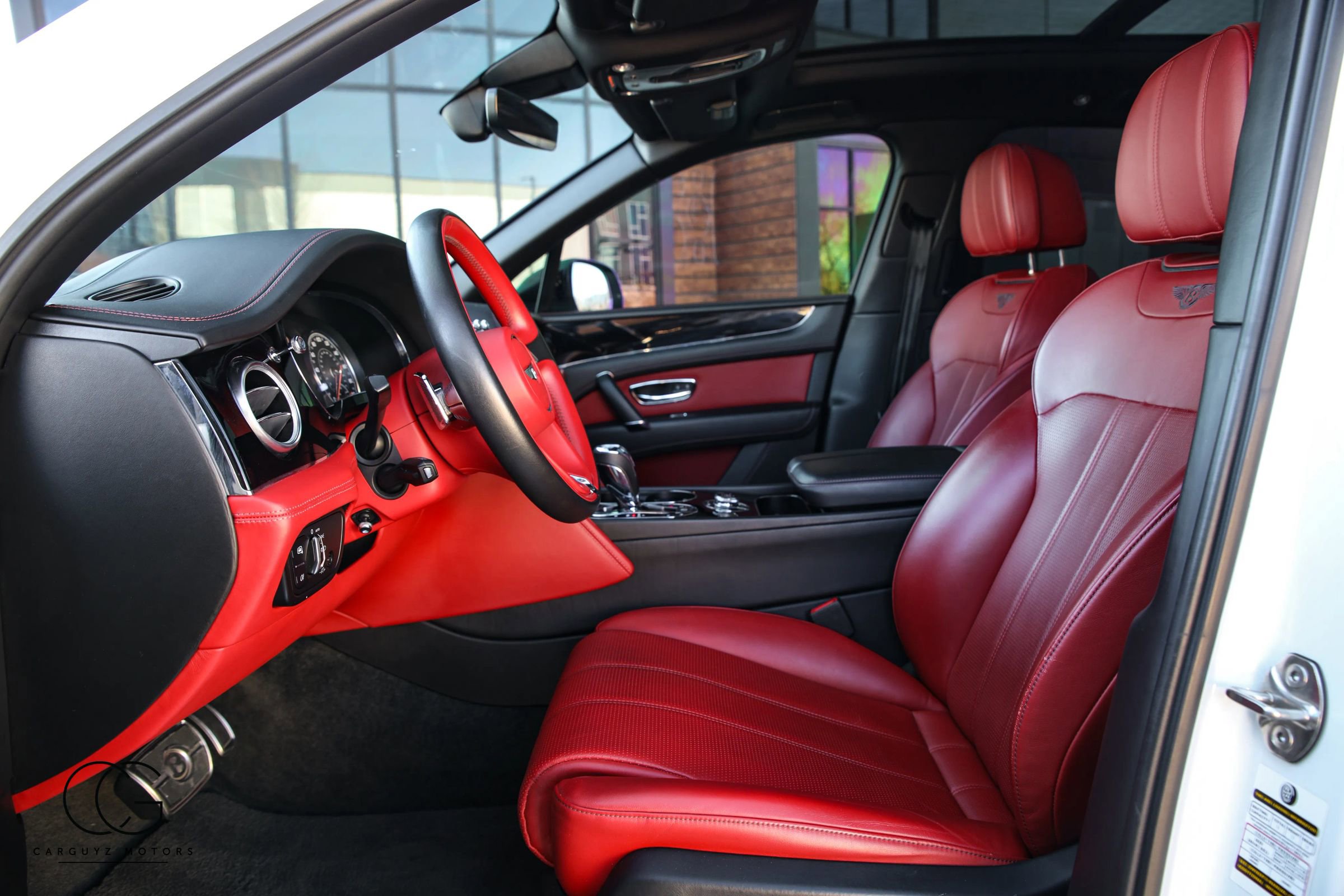 Used 2019 Bentley Bentayga image 27