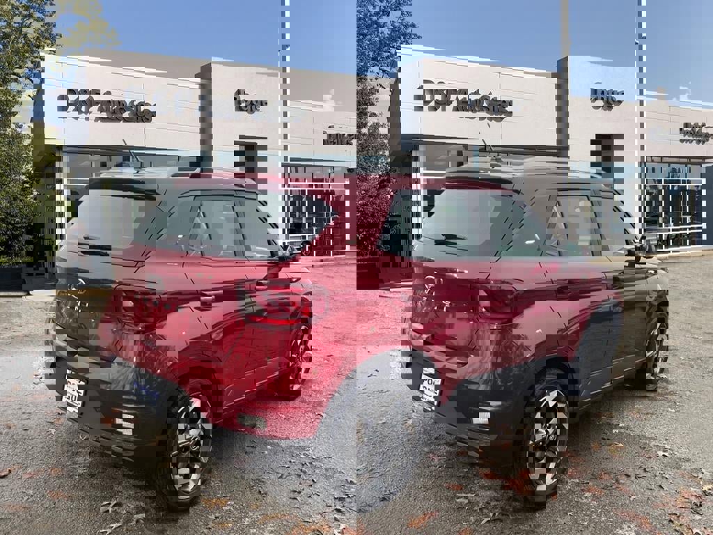 Used 2024 Hyundai Venue SEL image 2