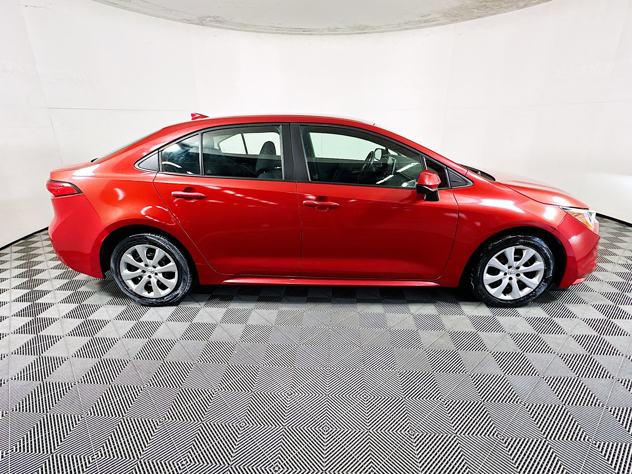 Used 2020 Toyota Corolla LE image 2
