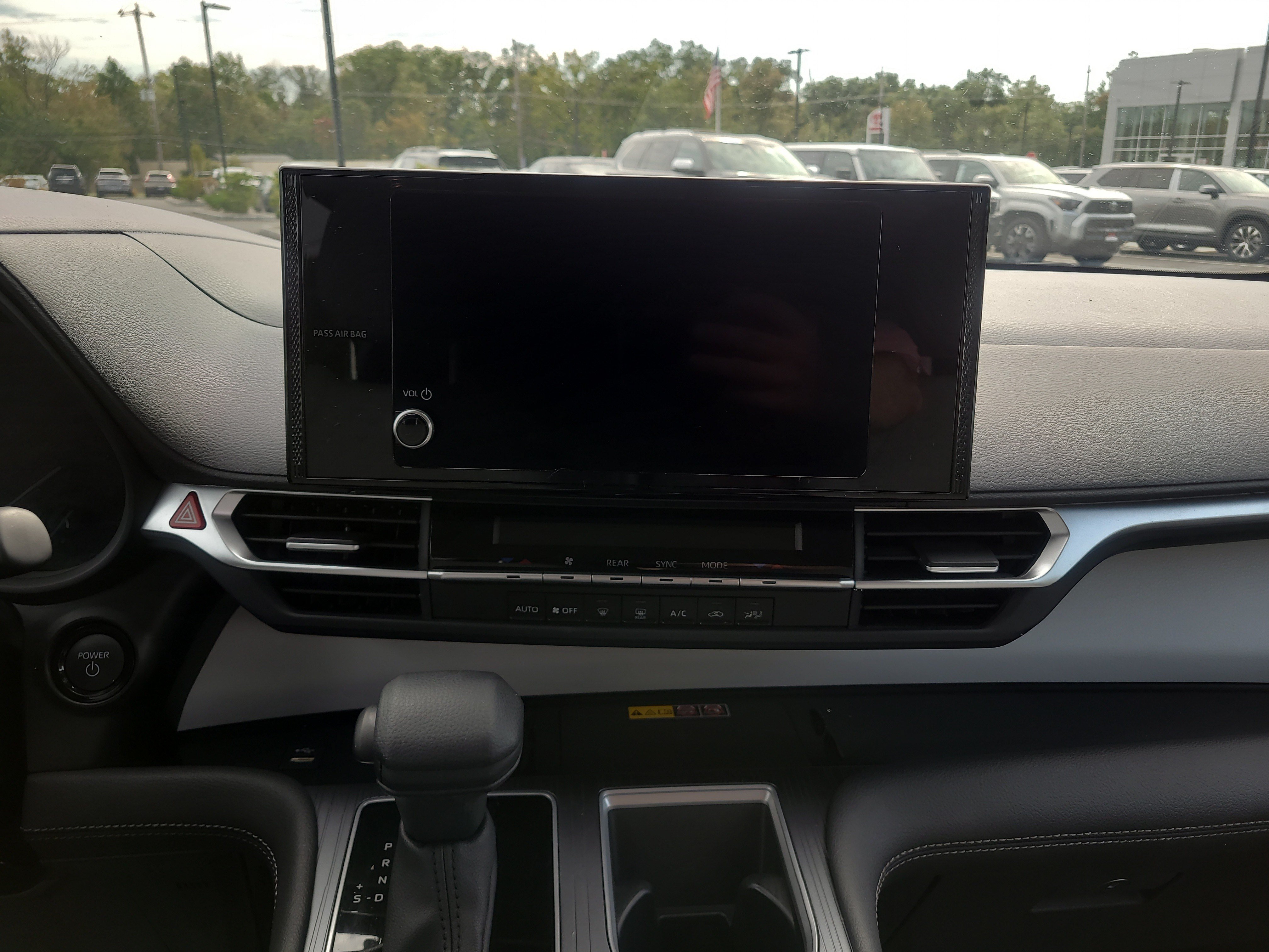Certified 2025 Toyota Sienna LE FWD image 19