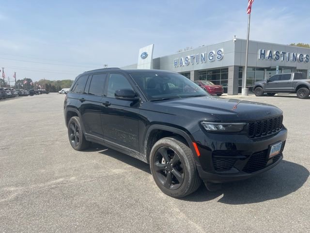 Used 2023 Jeep Grand Cherokee Altitude image 1