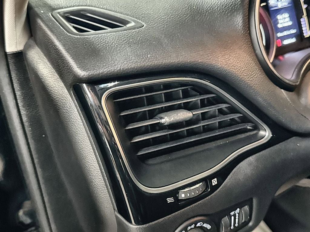 Used 2020 Jeep Cherokee Latitude Plus FWD image 15