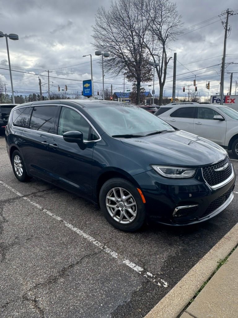 Used 2023 Chrysler Pacifica Touring-L image 8