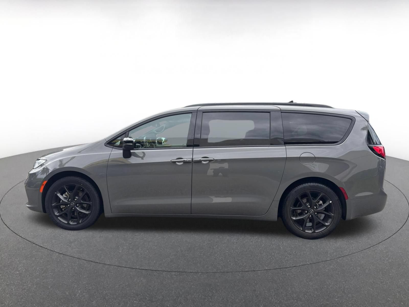 Used 2025 Chrysler Pacifica Limited FWD image 10