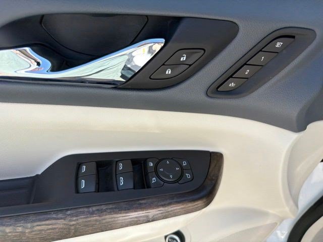 Used 2020 GMC Acadia Denali w/ Technology Package FWD image 12