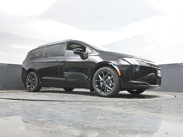 New 2027 Chrysler Pacifica Limited FWD image 50