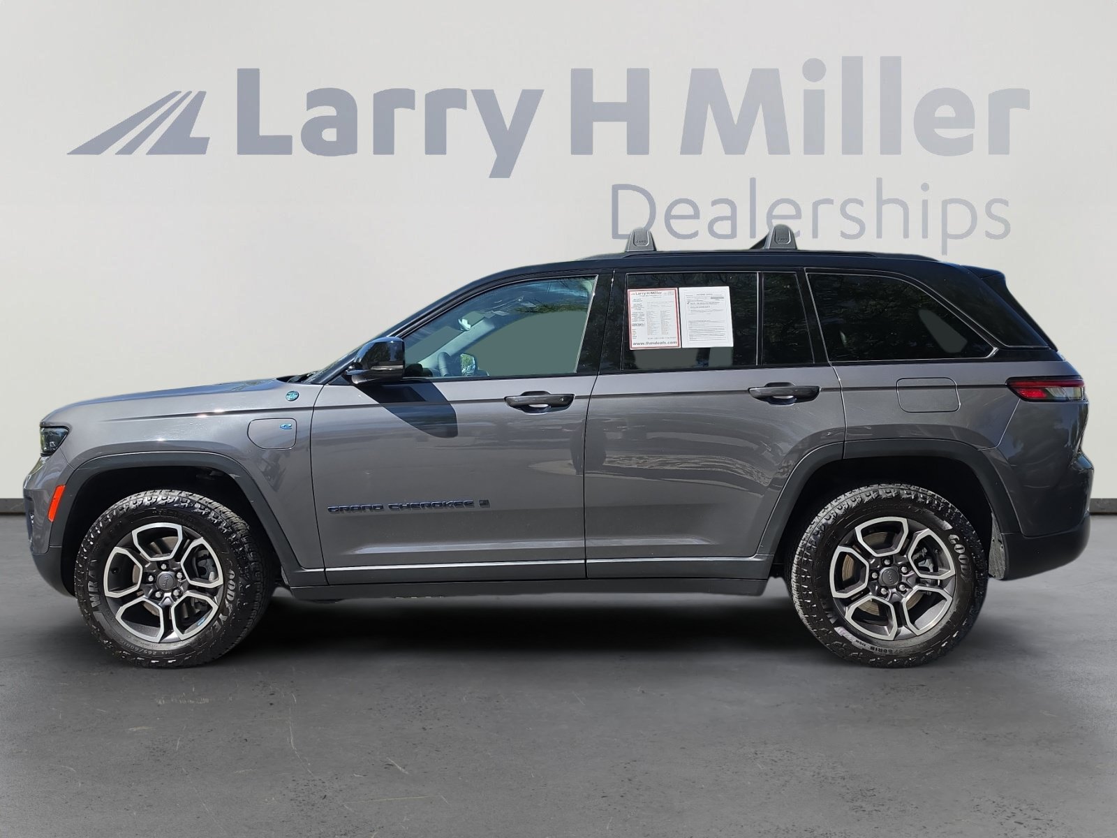 Used 2024 Jeep Grand Cherokee Trailhawk AWD/4WD image 2