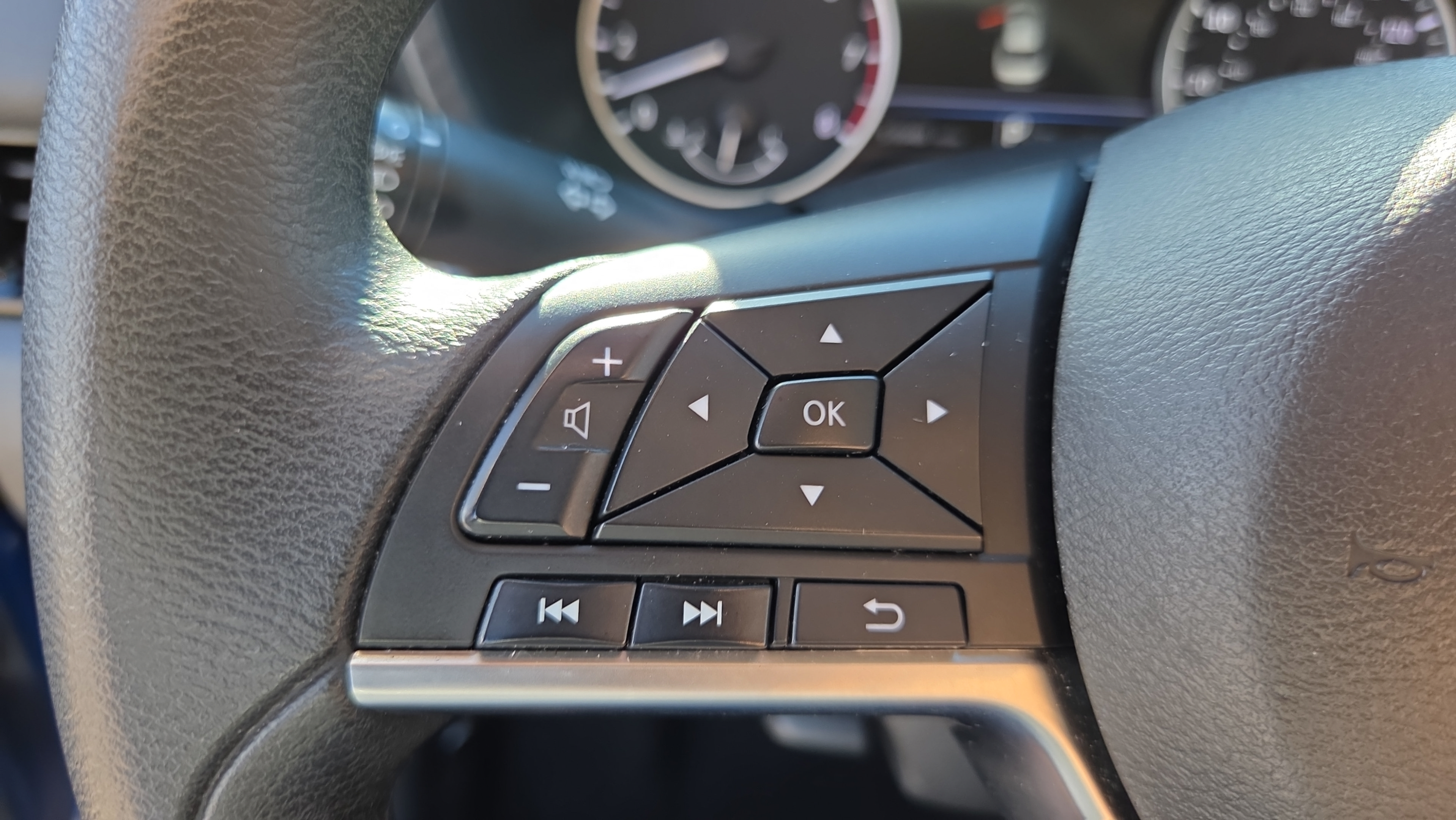 Used 2024 Nissan Sentra SV FWD image 23
