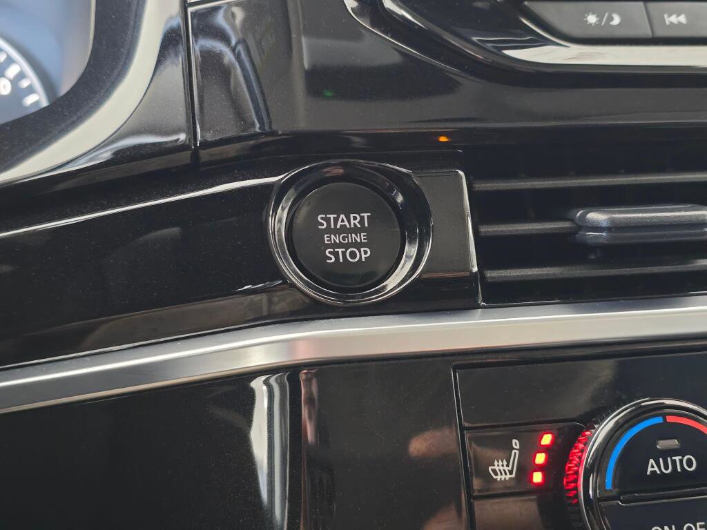 Used 2025 Nissan Pathfinder SV image 31