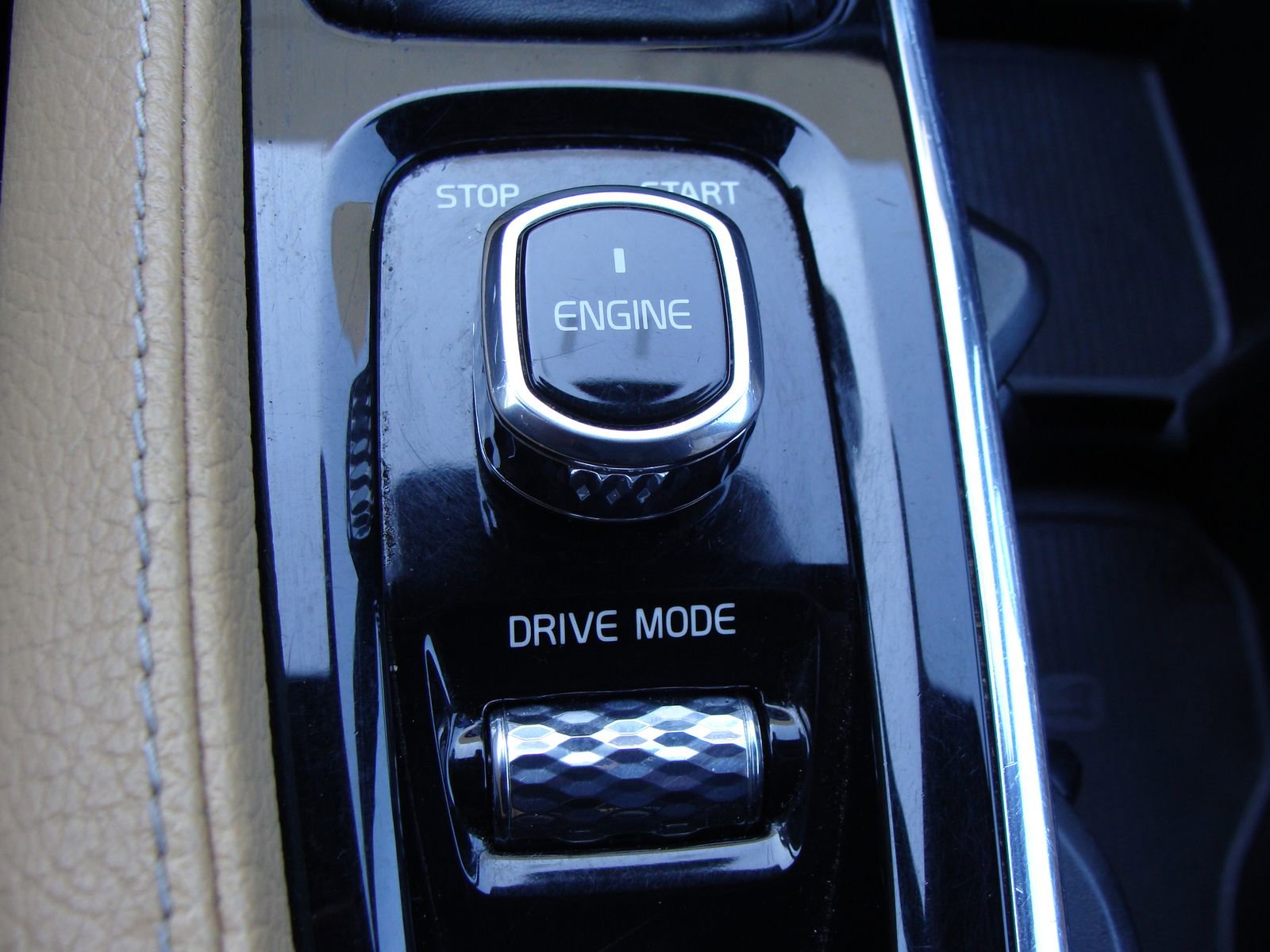 Used 2016 Volvo XC90 T6 Momentum w/ Momentum Plus Package image 25