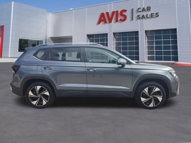 Used 2025 Volkswagen Taos SE AWD/4WD image 5