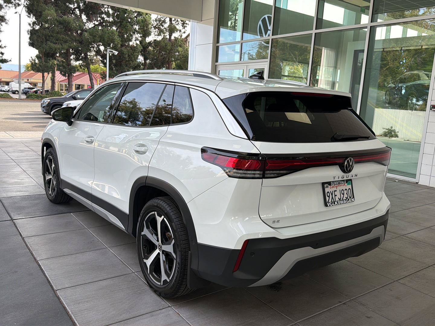 Certified 2026 Volkswagen Tiguan SE w/ Panoramic Sunroof Package FWD image 3