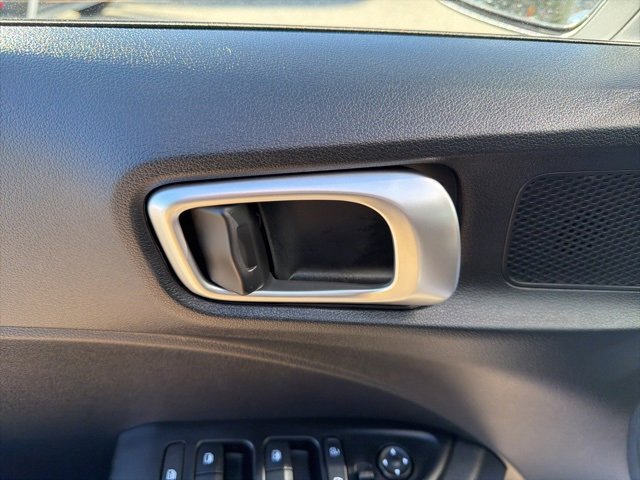 Certified 2025 Hyundai Venue SE image 15