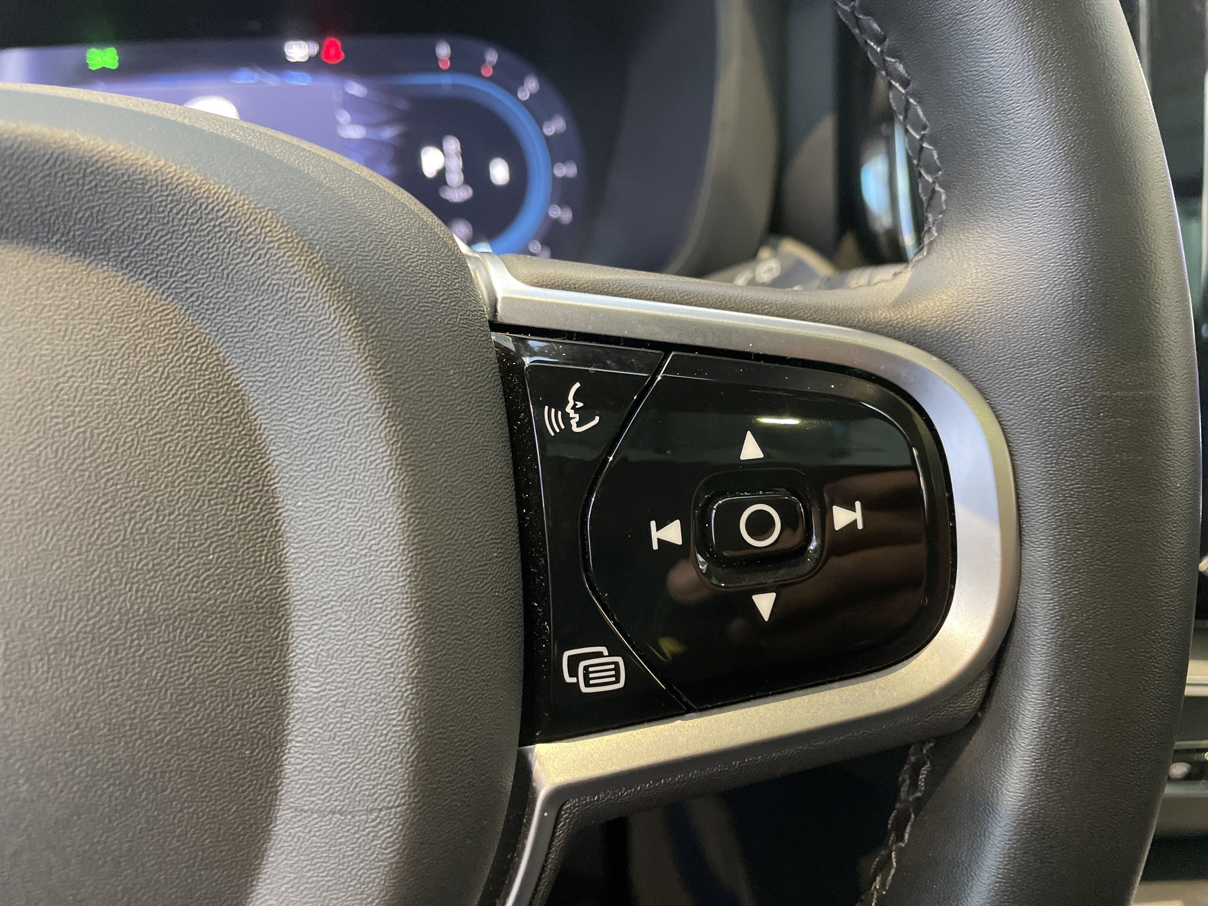 Used 2025 Volvo XC60 B5 Plus AWD/4WD image 23