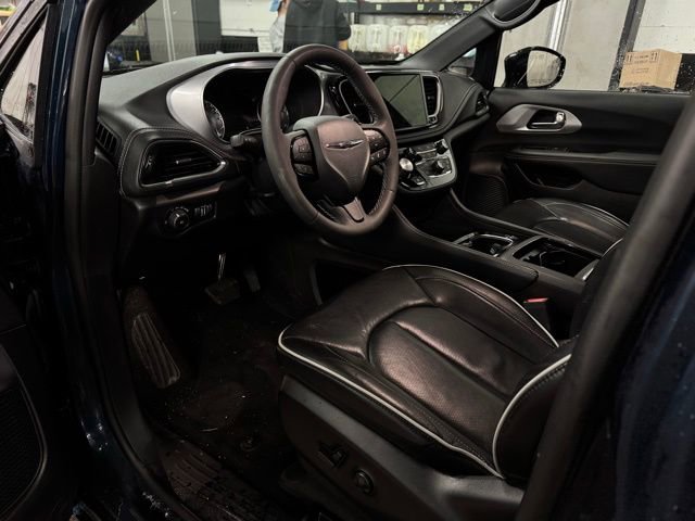 Certified 2025 Chrysler Pacifica Limited image 19