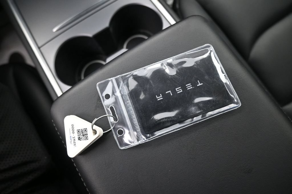 Used 2024 Tesla Model Y 2WD image 23