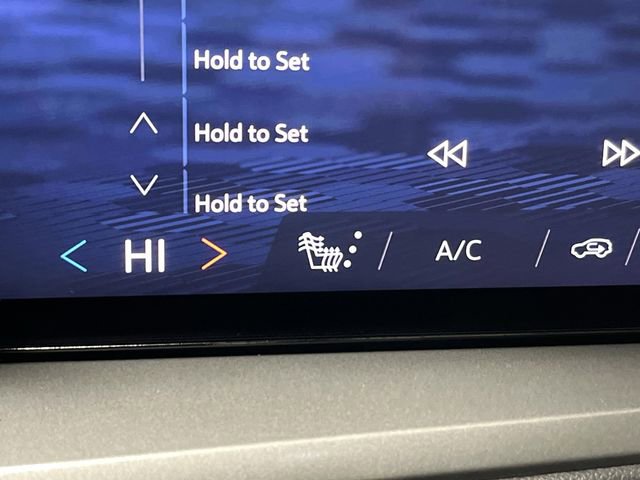 Used 2024 Chevrolet Traverse LT w/ Midnight/Sport Edition image 8