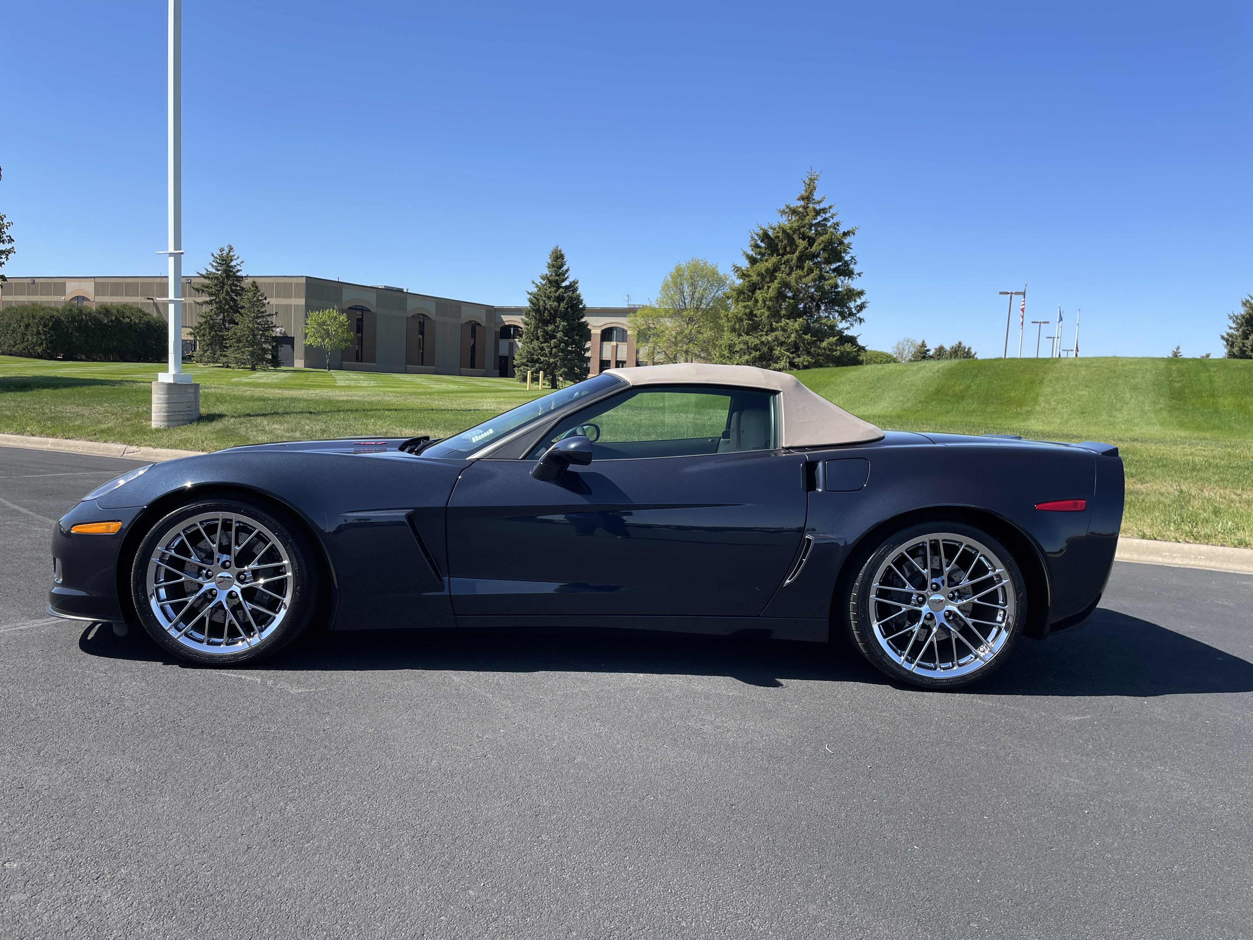 Used 2013 Chevrolet Corvette 427 w/ 1SB Preferred Equipment Group RWD image 2
