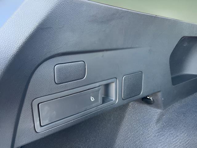 Used 2024 Volkswagen Tiguan SE image 40