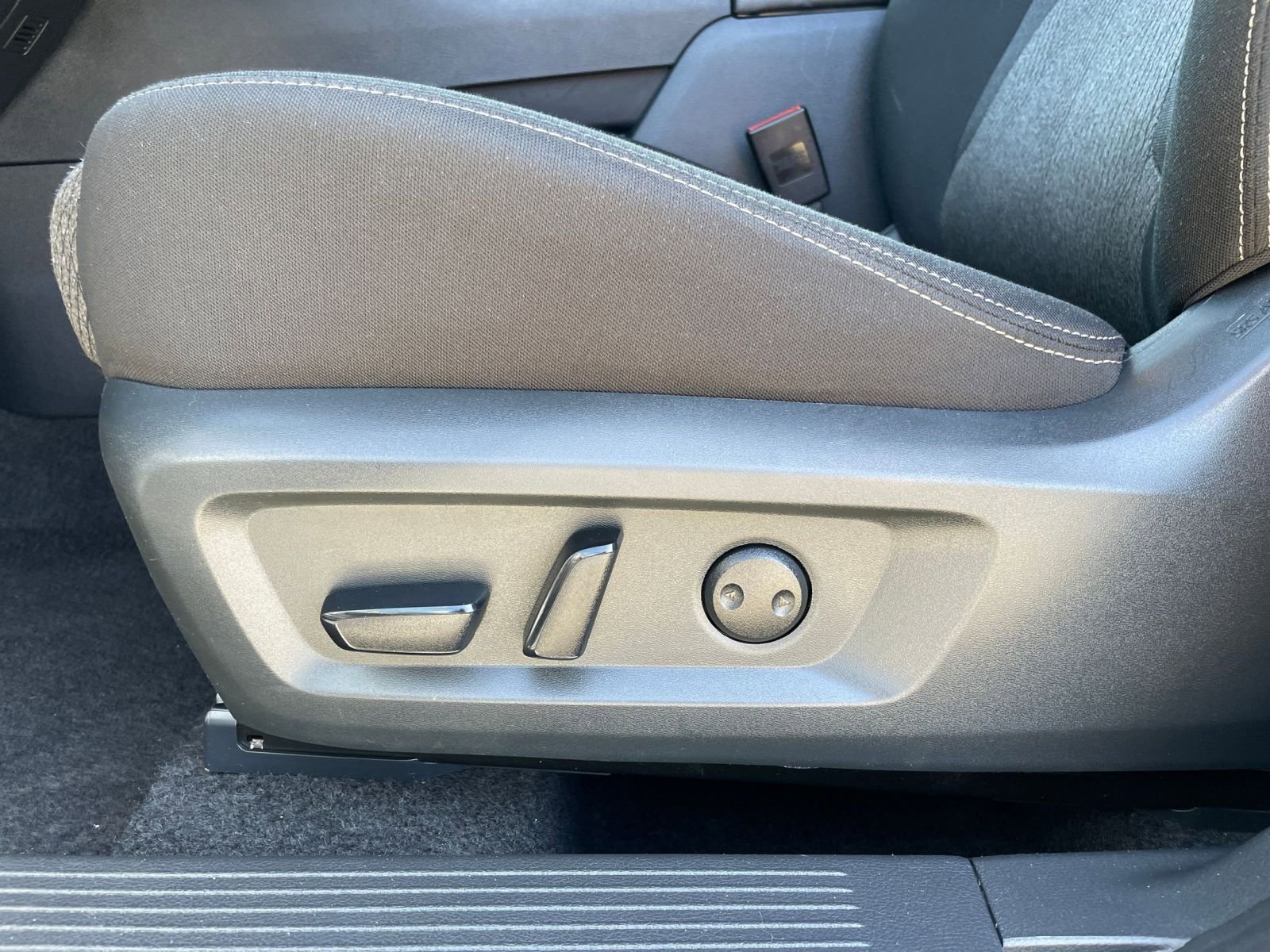 Used 2025 Nissan Rogue SV image 22