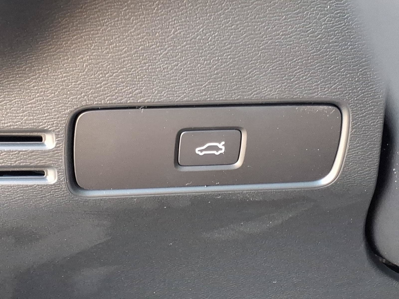 New 2026 Volvo XC40 B5 Core w/ Protection Package Premier AWD/4WD image 17