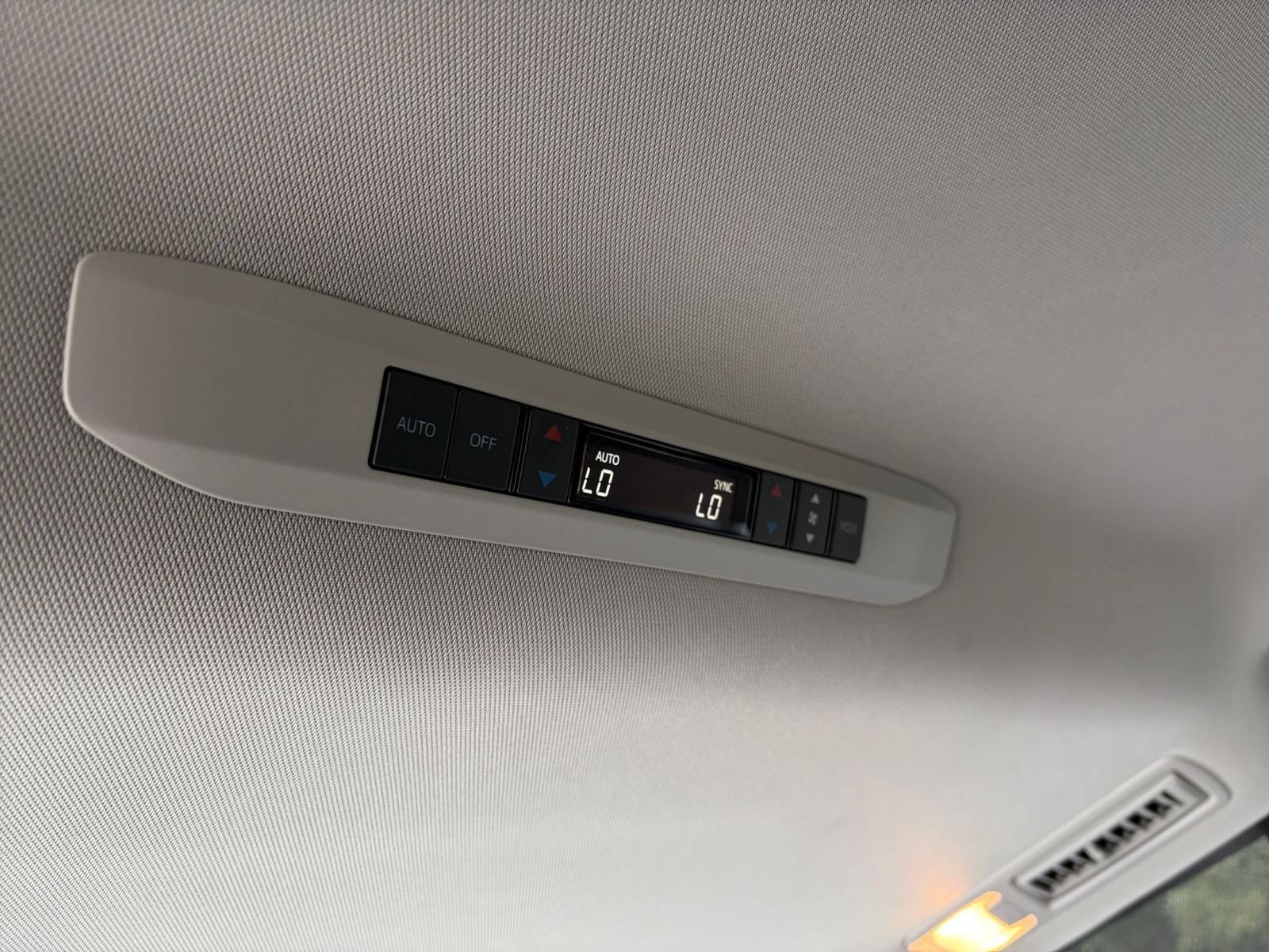 Used 2025 Toyota Sienna XLE FWD image 24