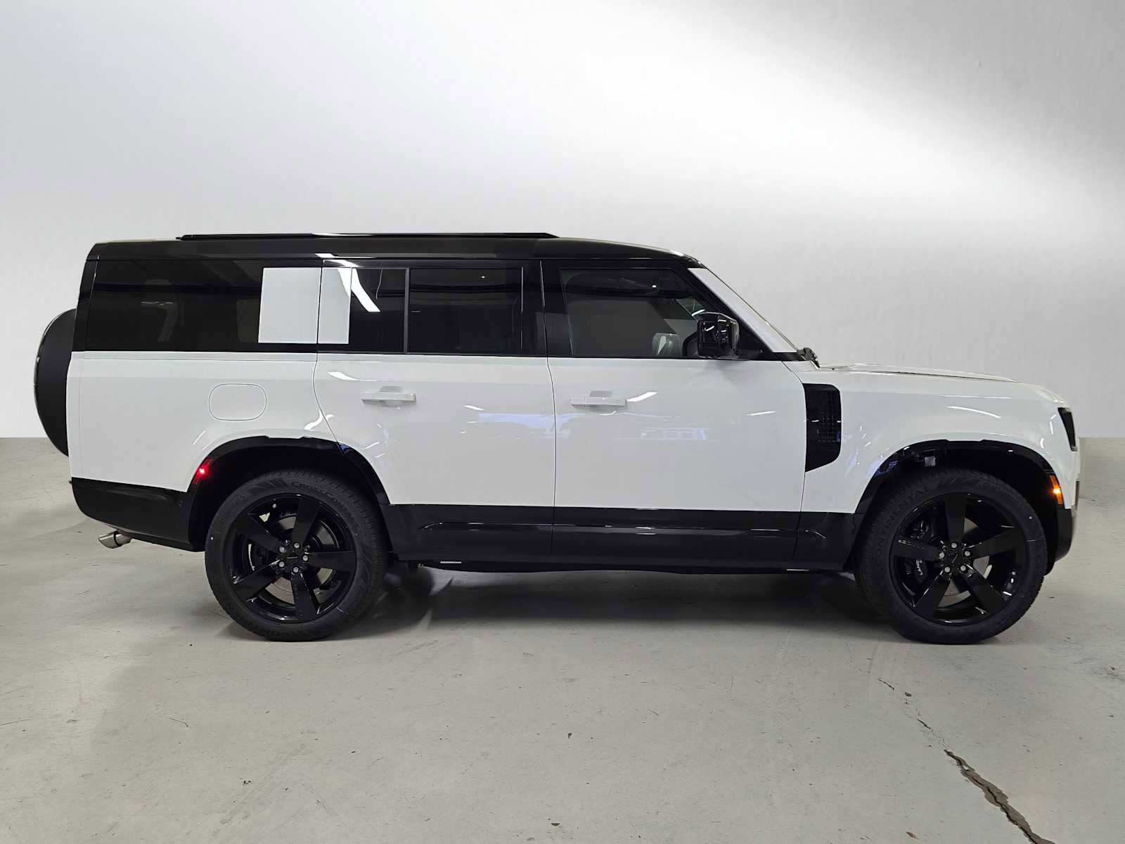 New 2026 Land Rover Defender 130 V8 image 2