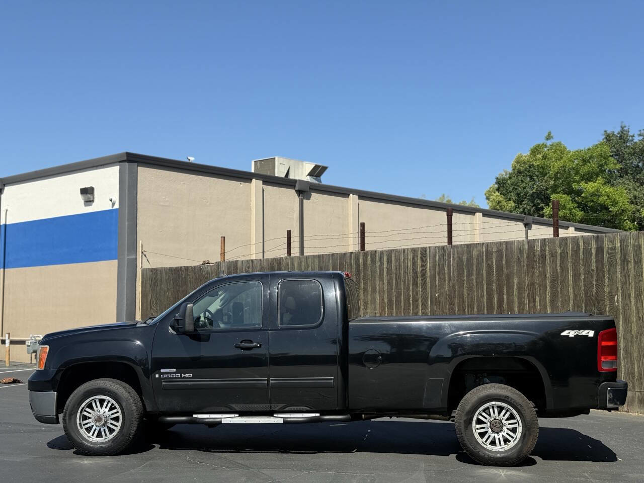Used 2009 GMC Sierra 3500 SLT w/ SLT Convenience Package image 2