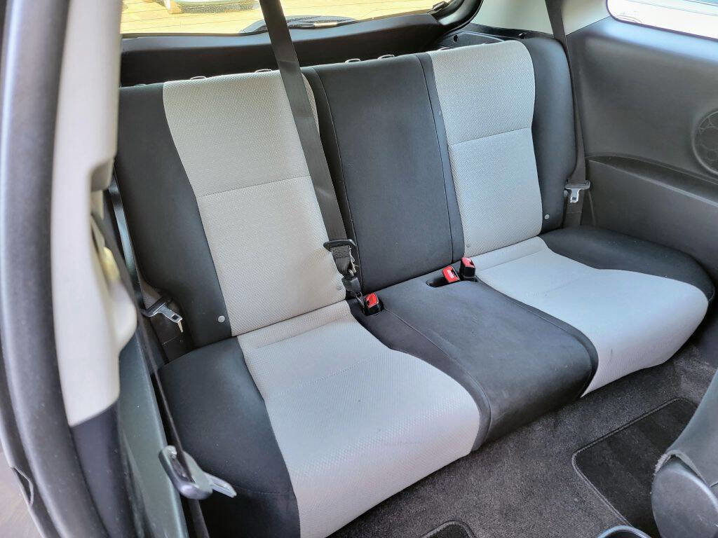 Used 2014 Toyota Yaris L image 18