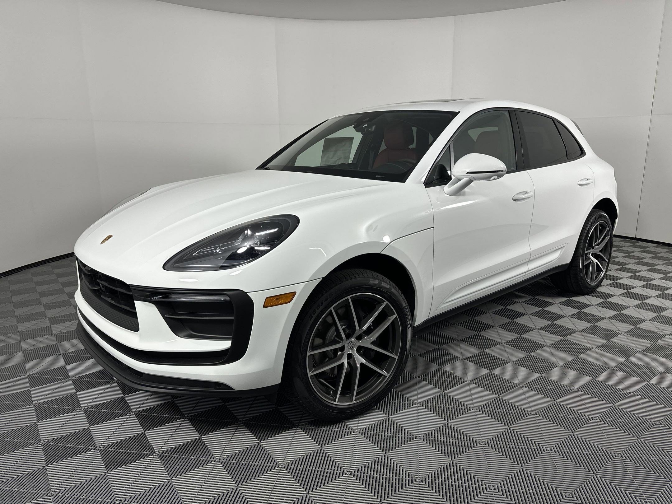 Certified 2025 Porsche Macan image 1