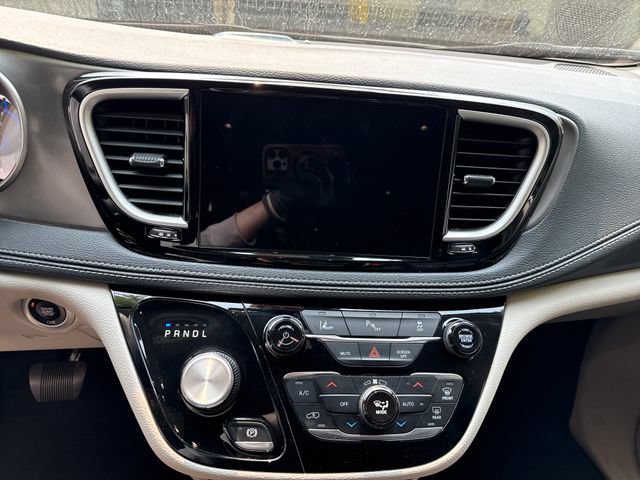 Used 2024 Chrysler Pacifica Limited FWD image 21